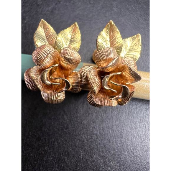 Vintage Krementz Rose and yellow gold tone Flower Leaf Screw Back Earrings - Picture 8 of 16